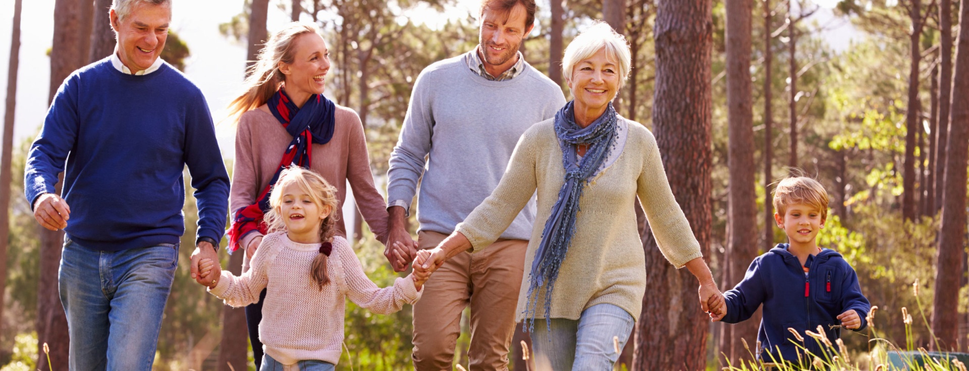 Familie på tur i naturen